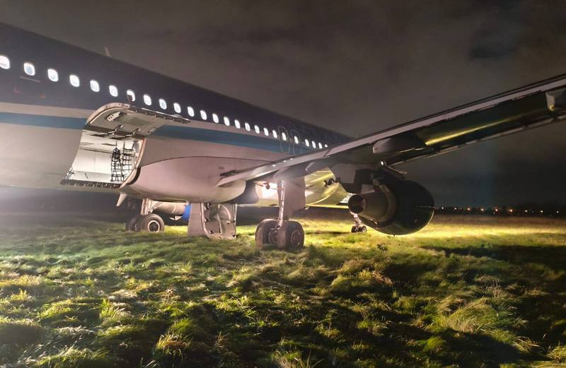 Две аварийные посадки за ночь: A320 в Пулково и грузовой 747 в Гонконге выкатились за полосу